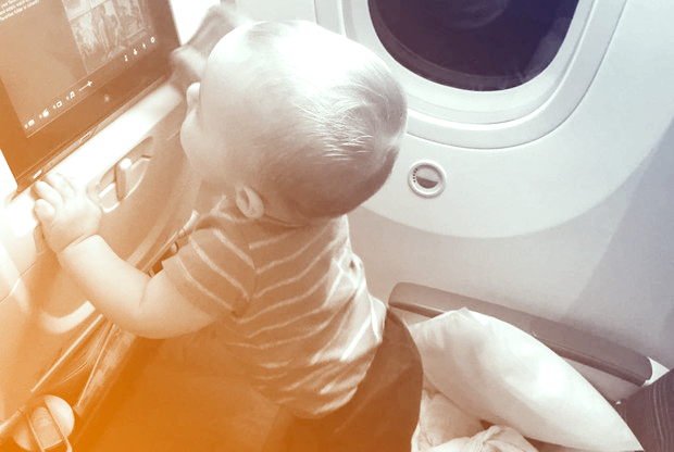 Мама возмущена: незнакомец из самолета выложил фотографию ее ребенка в интернет - слайд 