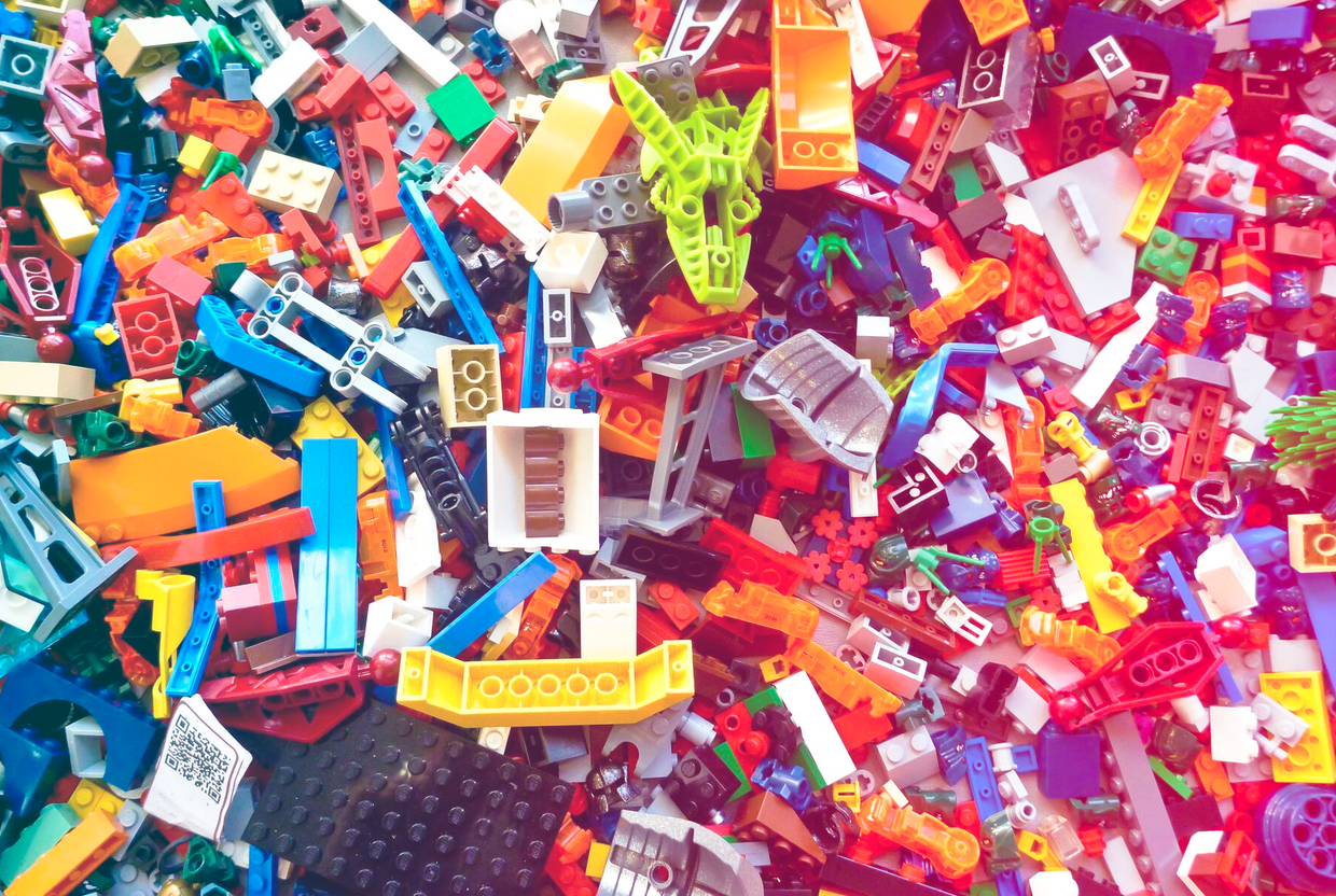 Британский отец за полгода сделал сыну спальню из ста тысяч деталей Лего - слайд 