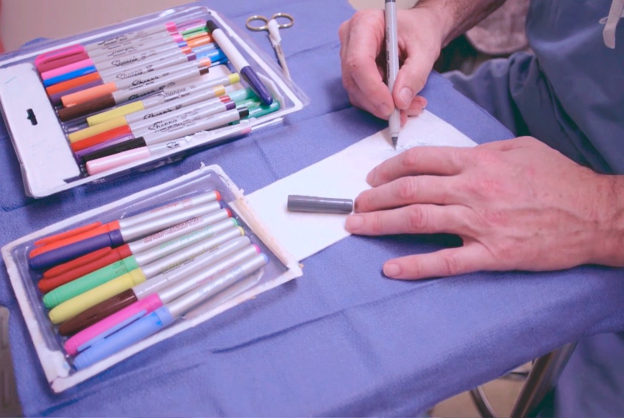 Цветы вместо бинтов: детский хирург украшает рисунками послеоперационные повязки своих пациентов - слайд 