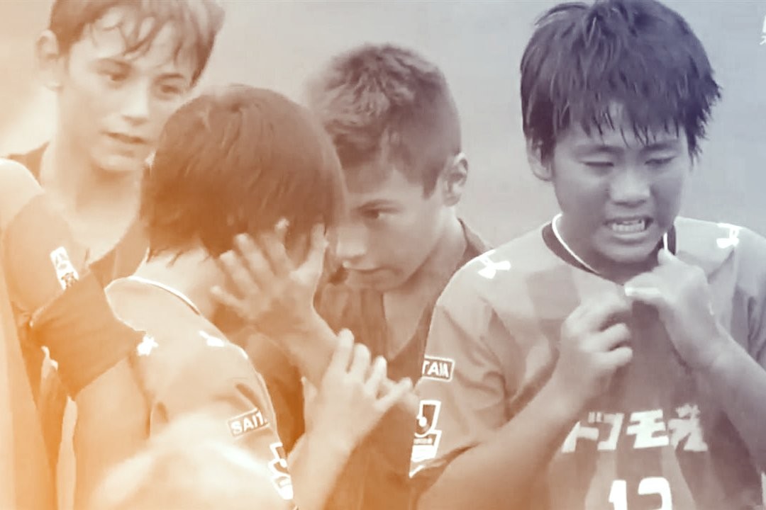 Мальчики тоже плачут: трогательный эпизод детского футбольного матча может стать лучшим спортивным моментом десятилетия - слайд 