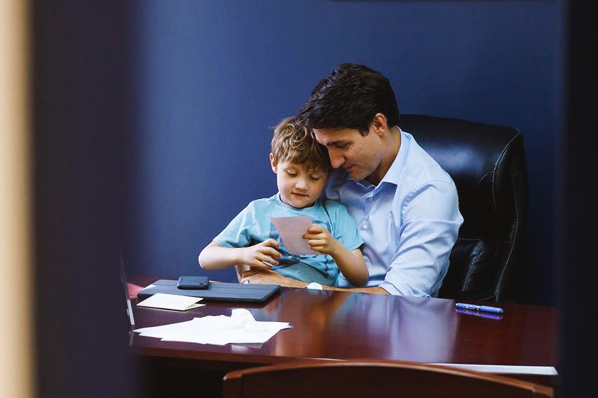 Карантинные будни: премьер-министр Канады работает из дома и сидит с тремя детьми - слайд 