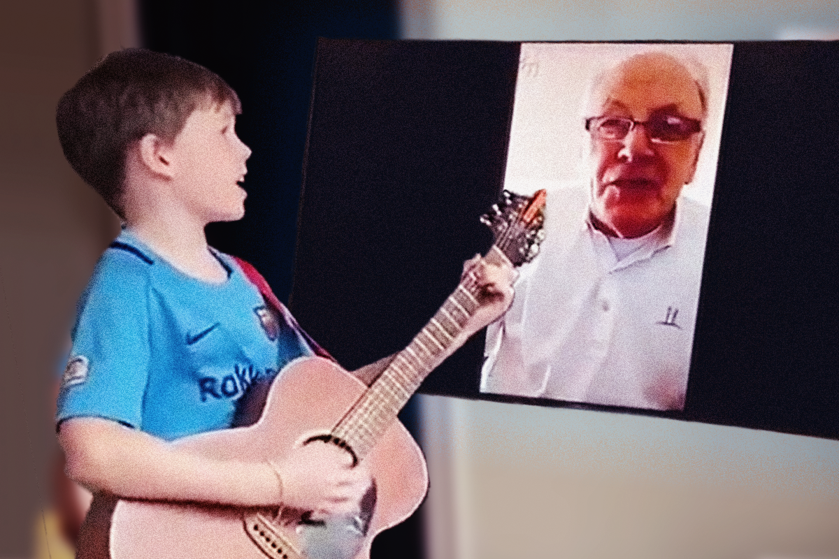 Мальчик спел песню группы Queen вместе со своим дедушкой по видеосвязи - слайд 