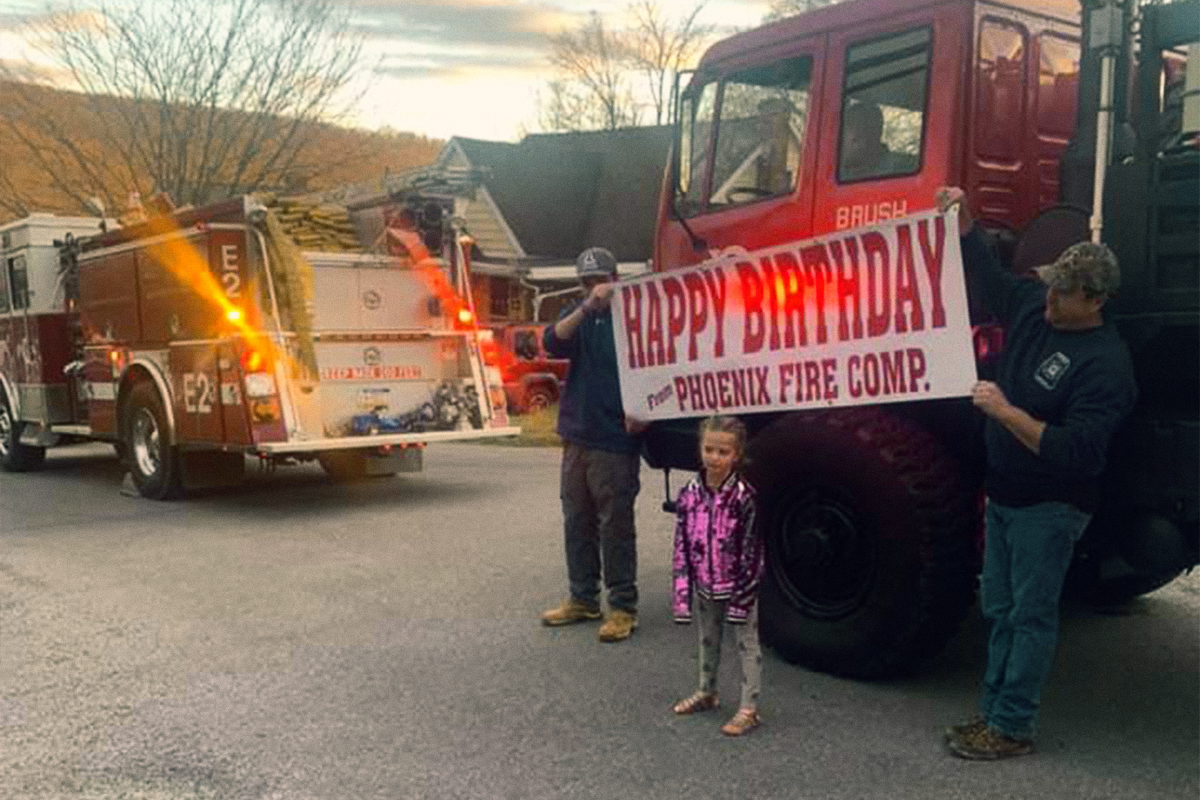 Пожарные штата Пенсильвания поздравляют с днем рождения детей, оставшихся без вечеринок из-за карантина - слайд 