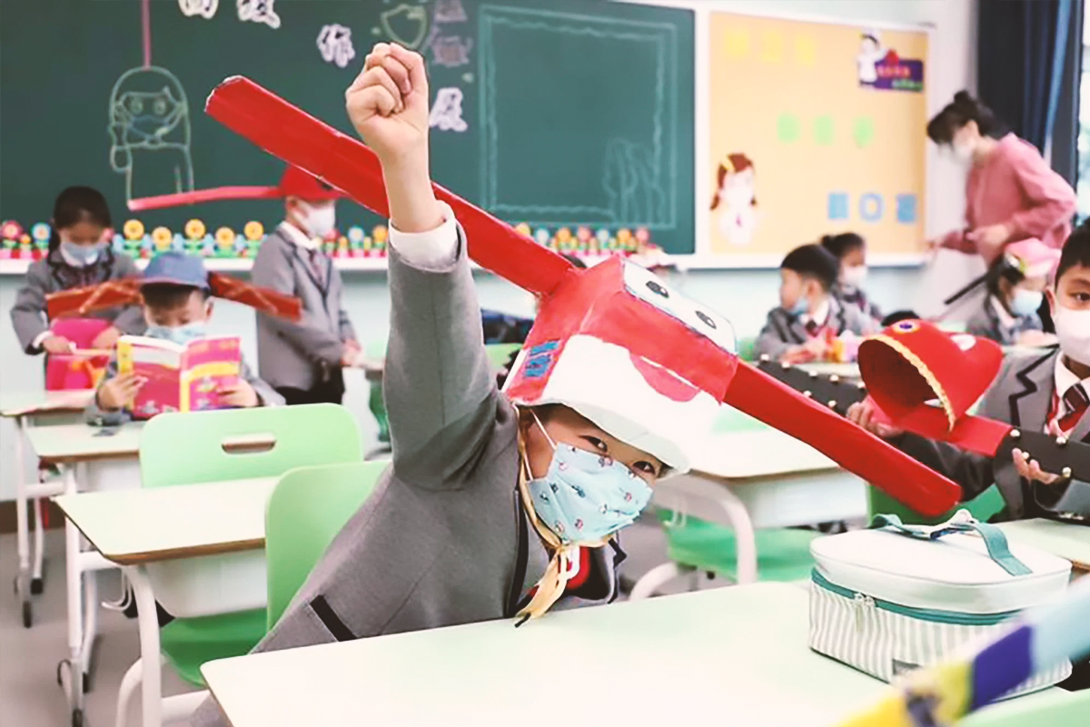 Китайские школьники вернулись к учебе в специальных шапочках для соблюдения социальной дистанции - слайд 