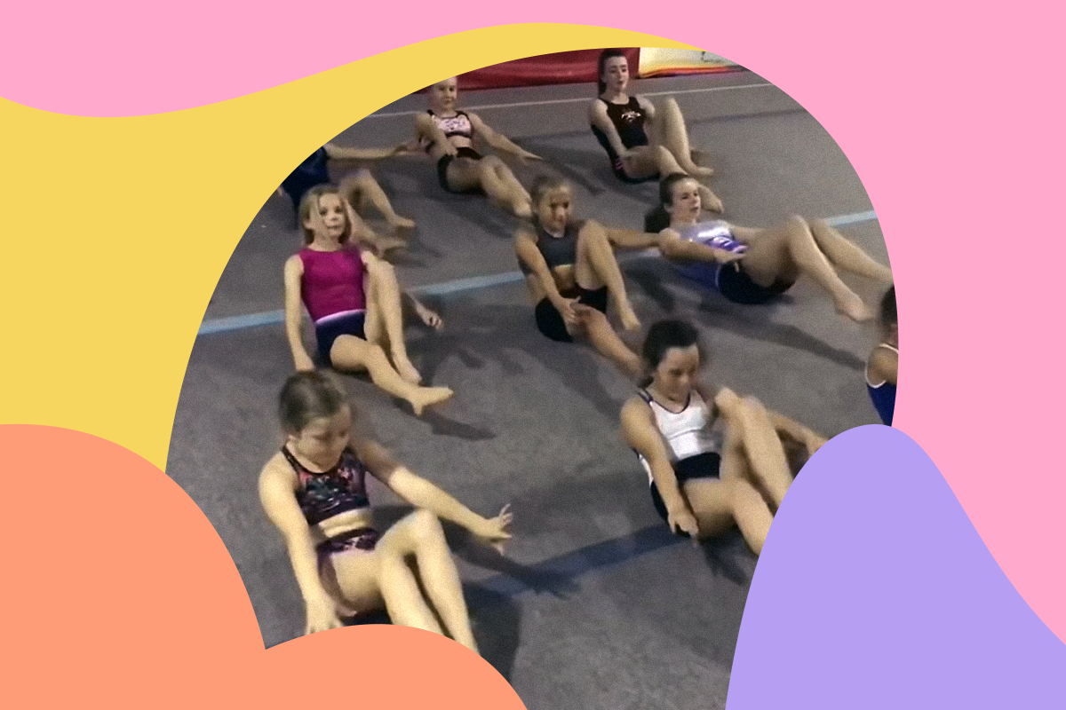 Девочки-гимнастки придумали комплекс упражнений на пресс под песню Baby Shark  — и он заставит вас попотеть - слайд 