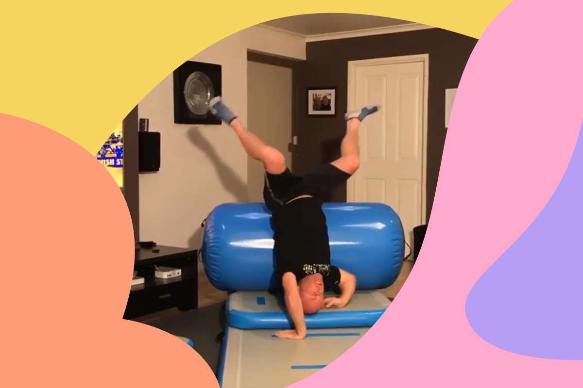 Отец пытается повторять гимнастические упражнения за своей дочерью (и это очень смешно!) - слайд 