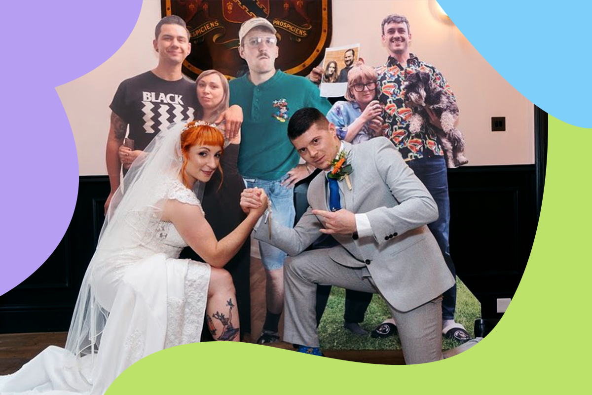 Из-за коронавируса британская пара организовала свадьбу с картонными гостями - слайд 