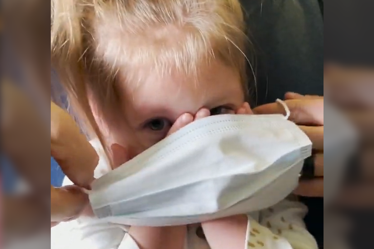 Супругов выгнали из самолета после того, как их двухлетняя дочка отказалась надевать маску - слайд 