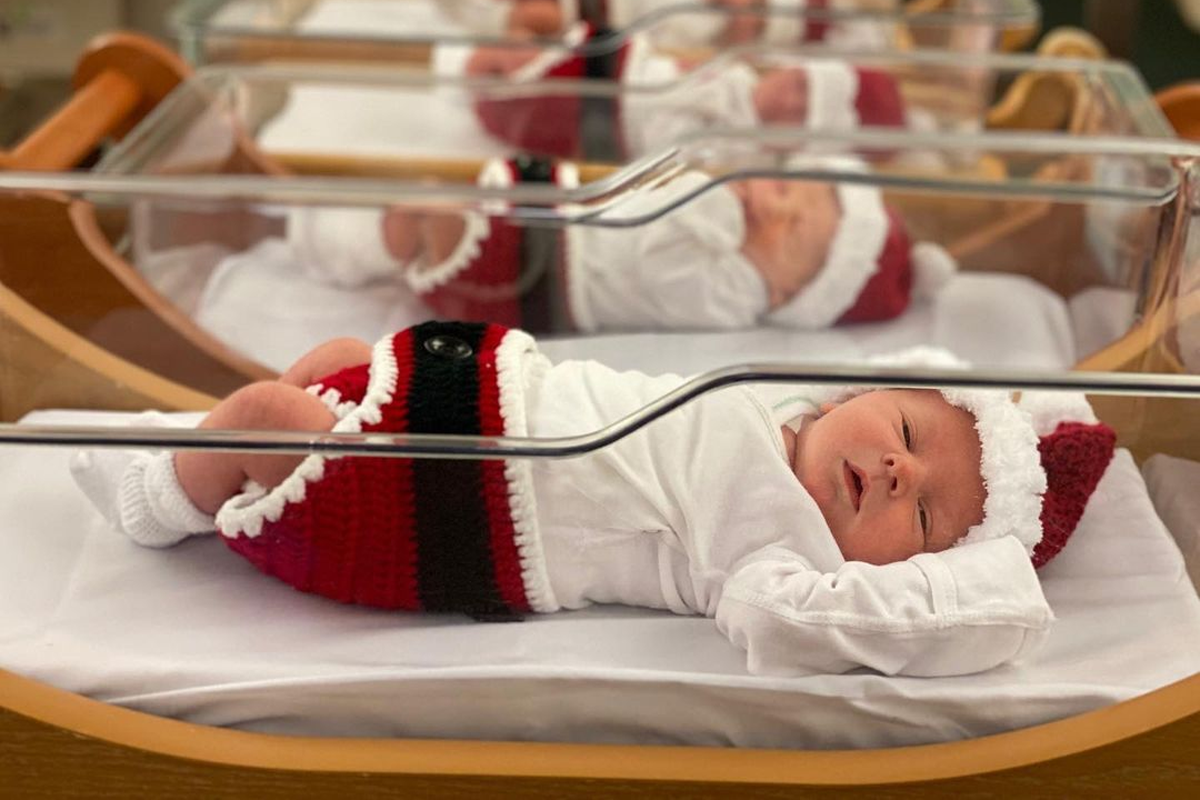 Больница прославилась своей традицией одевать новорожденных в крошечные вязаные костюмы - слайд 