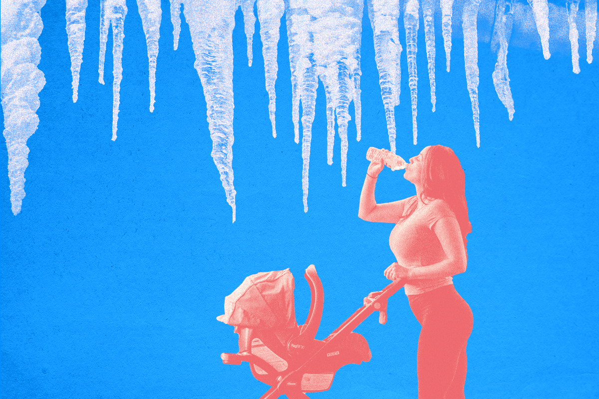 Во Владивостоке мама с ребенком спаслись от упавшей глыбы льда - слайд 