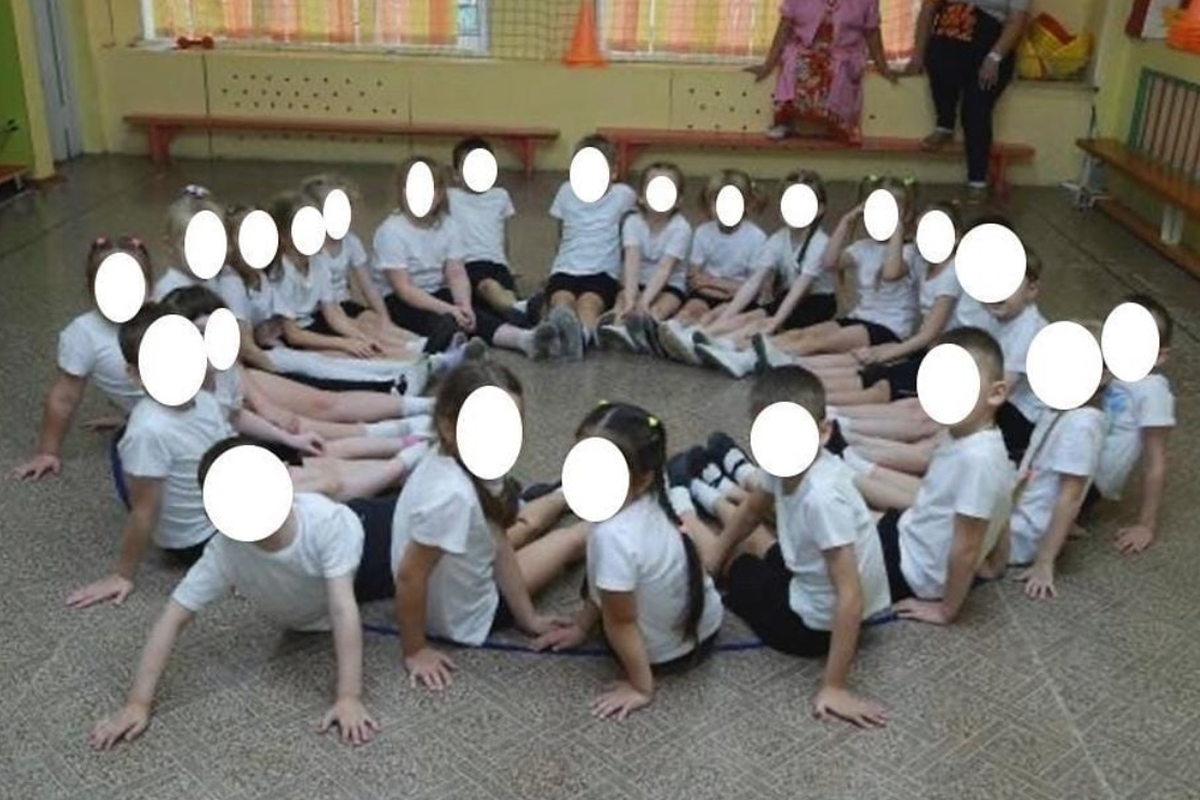 «Будто из секты какой-то»: родителей возмутили «профессиональные» фото детсадовцев, за которые они отдали 50 тысяч рублей - слайд 