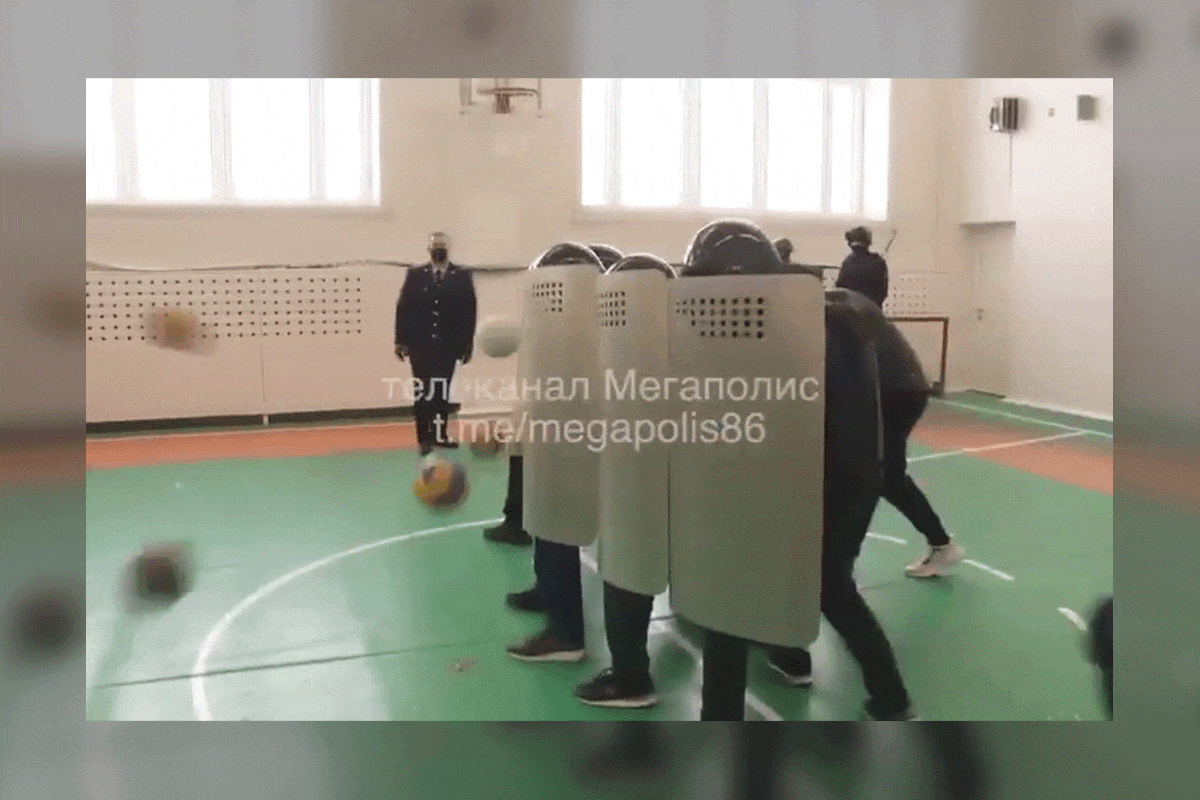 В школе Нижневартовска ученики кидались мячами по щитам ОМОНа в рамках профориентации - слайд 