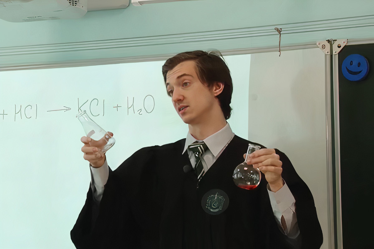 Российский учитель превратил класс химии в Хогвартс  - слайд 