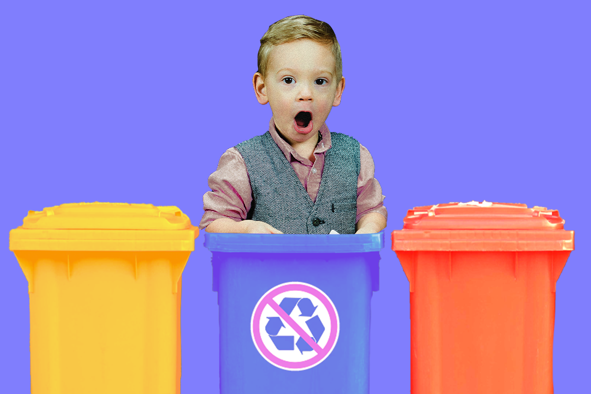 Мальчик играл в прятки в мусорном контейнере и попал в мусоровоз - слайд 