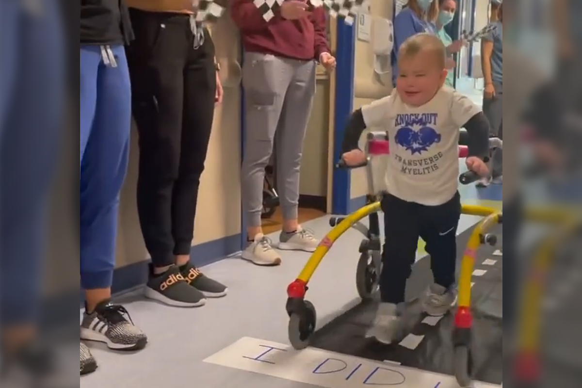 Двухлетний малыш делает первые шаги после паралича. Посмотрите трогательное видео! - слайд 