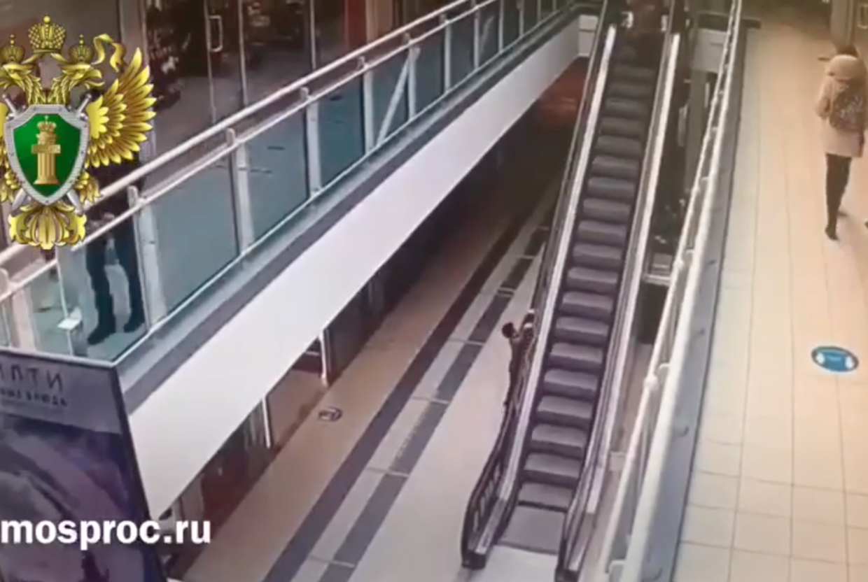 В московском торговом центре четырехлетний ребенок упал с эскалатора  - слайд 