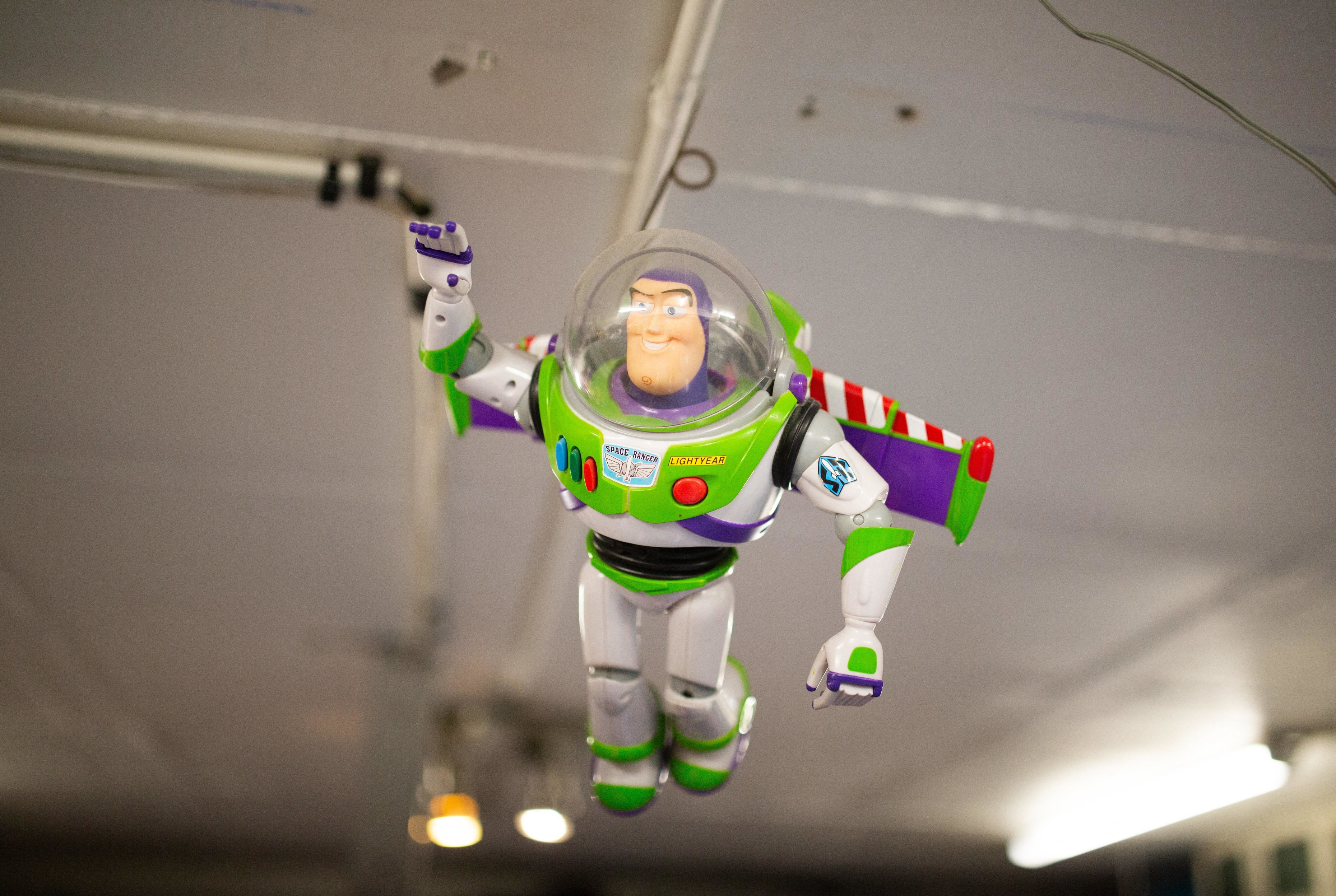 Toy story 2 buzz lightyear. Базз Лайтер. Базз Лайтер игрушка. Базз Лайтер в космосе. Buzz Lightyear Space Ranger Toy.