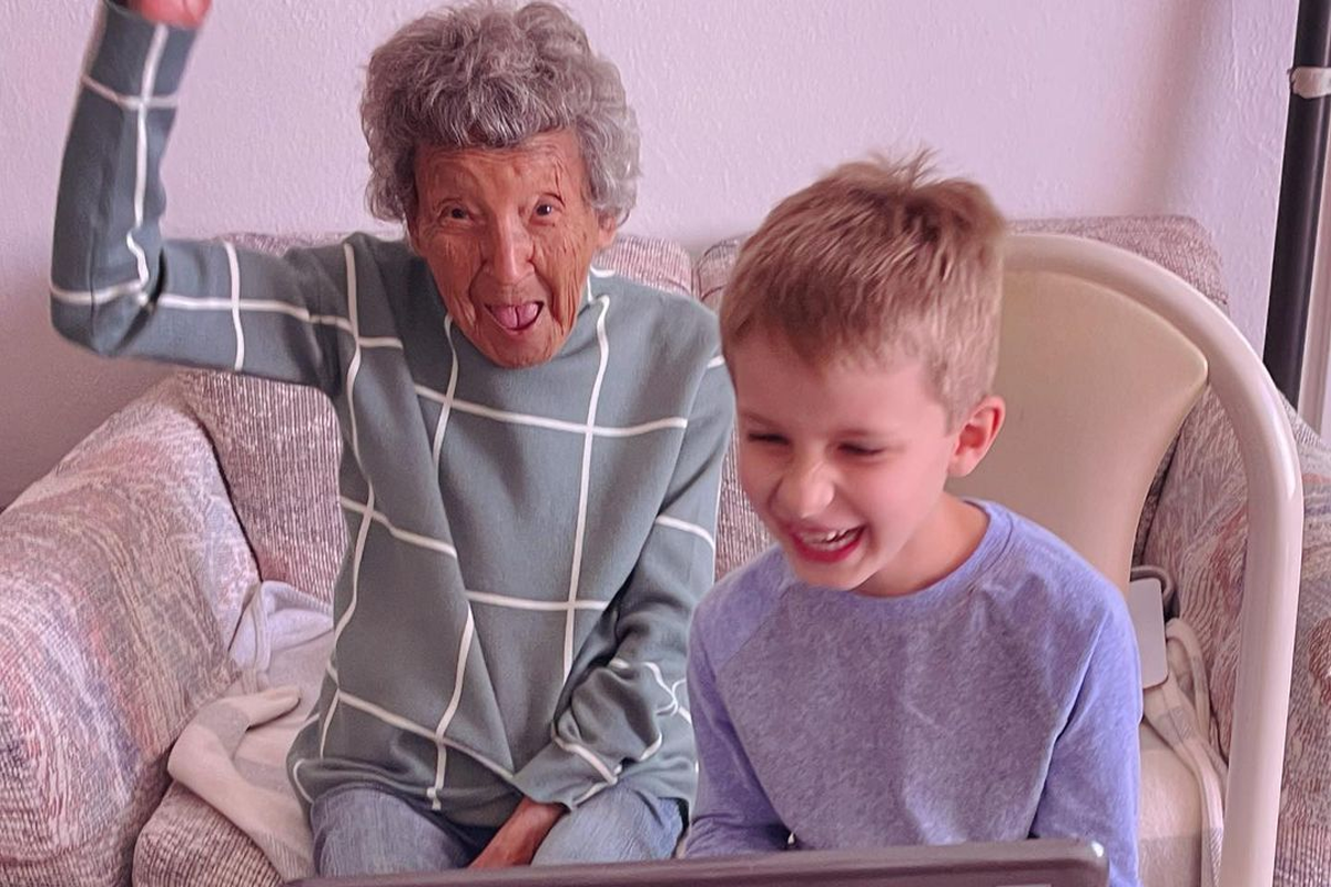 102-летняя бабушка и правнук повеселили всех во время онлайн-урока и проснулись знаменитыми - слайд 