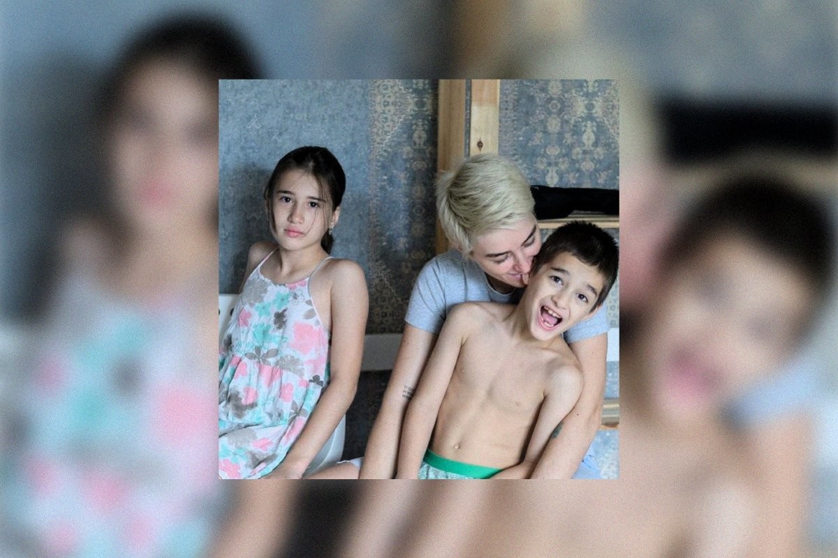 Нина Церетилова вернула старшего сына домой. Ранее муж отобрал у нее детей из-за цветных волос - слайд 