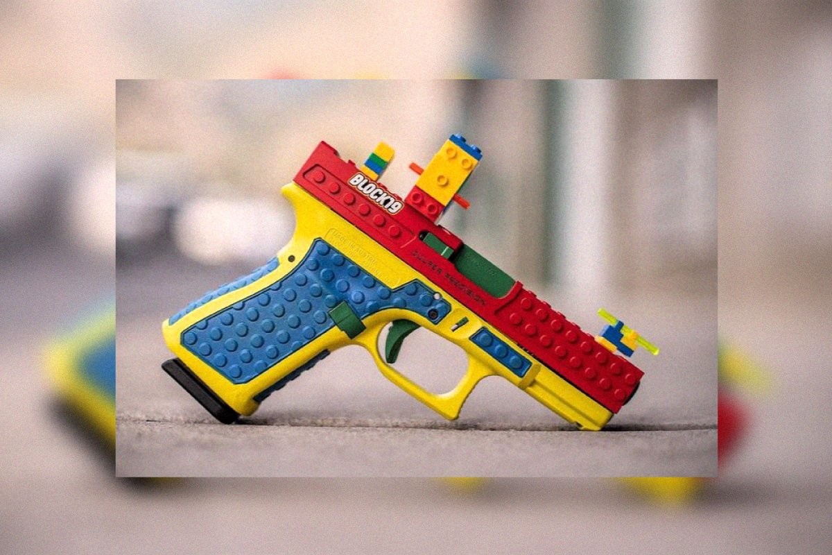 В США разразился скандал из-за пистолета, похожего на игрушку Lego - слайд 