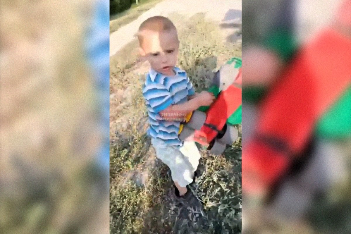 В Челябинске трехлетний ребенок спал на обочине с игрушкой в руках - слайд 
