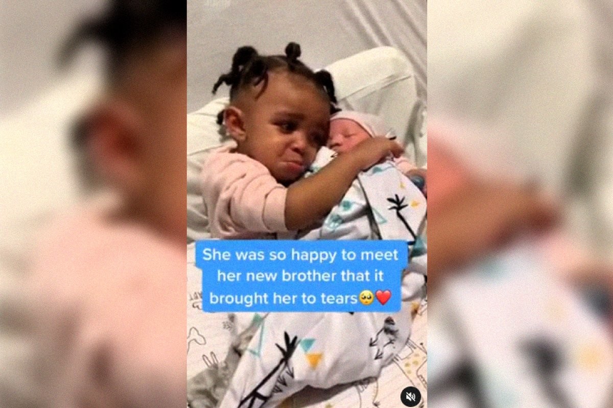 Маленькая девочка расплакалась от счастья при встрече с новорожденным братиком - слайд 
