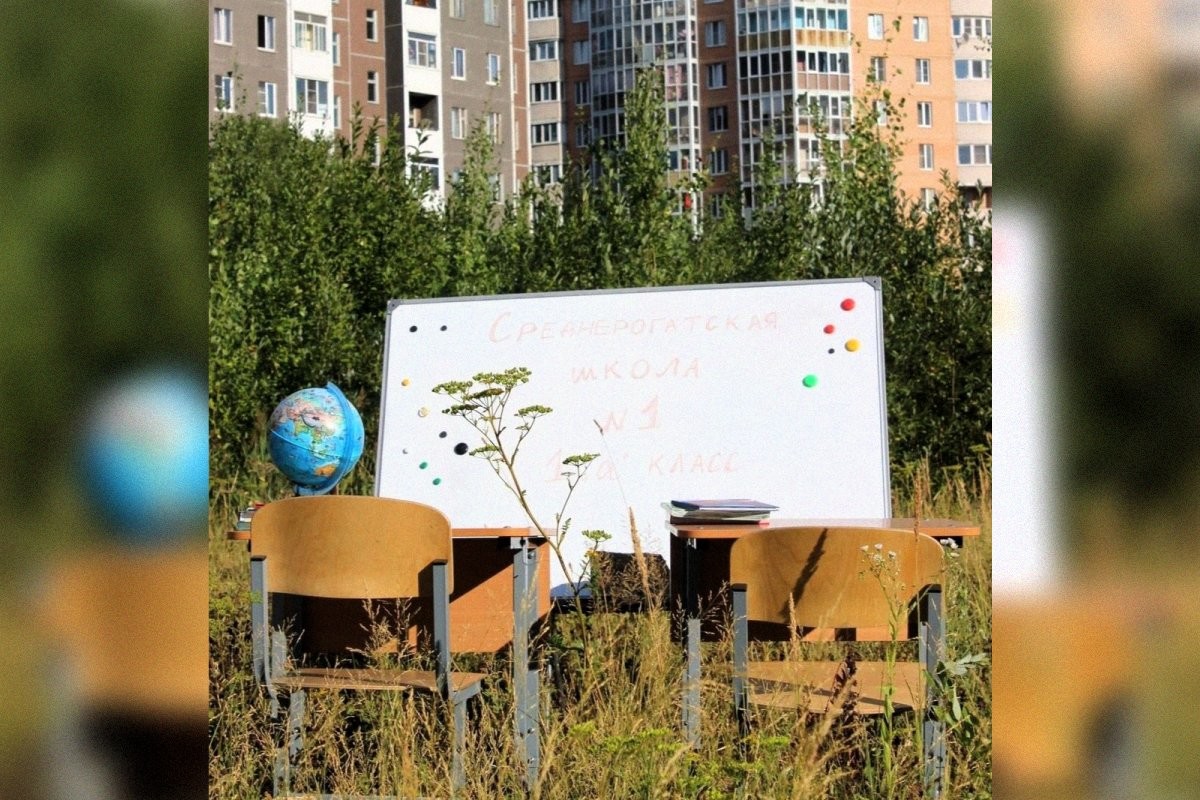 Петербуржцы расставили школьные парты на пустыре, чтобы привлечь внимание к нехватке школ  - слайд 