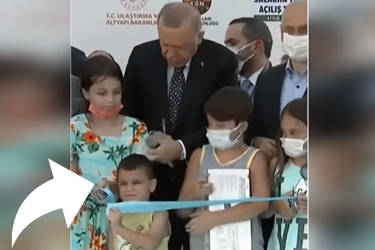 Президент Турции Эрдоган настучал мальчику по голове за разрезанную ленточку - слайд 