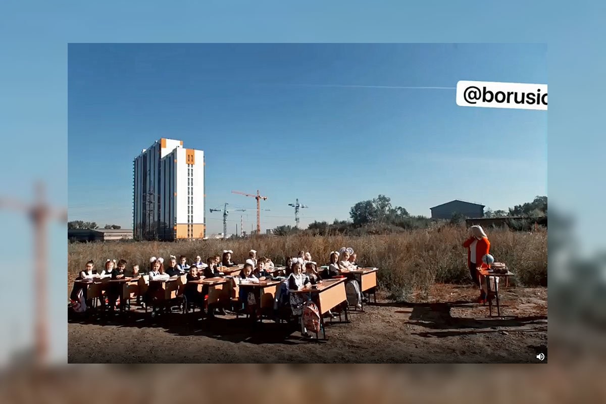 Школы нет: красноярским школьникам провели урок на пустыре - слайд 