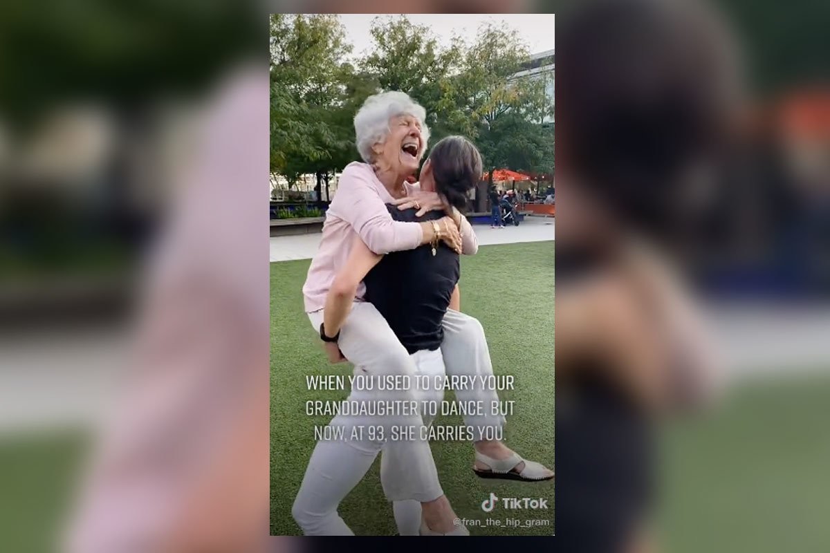 Внучка станцевала с 93-летней бабушкой на руках — вы только посмотрите, какая прелесть! - слайд 