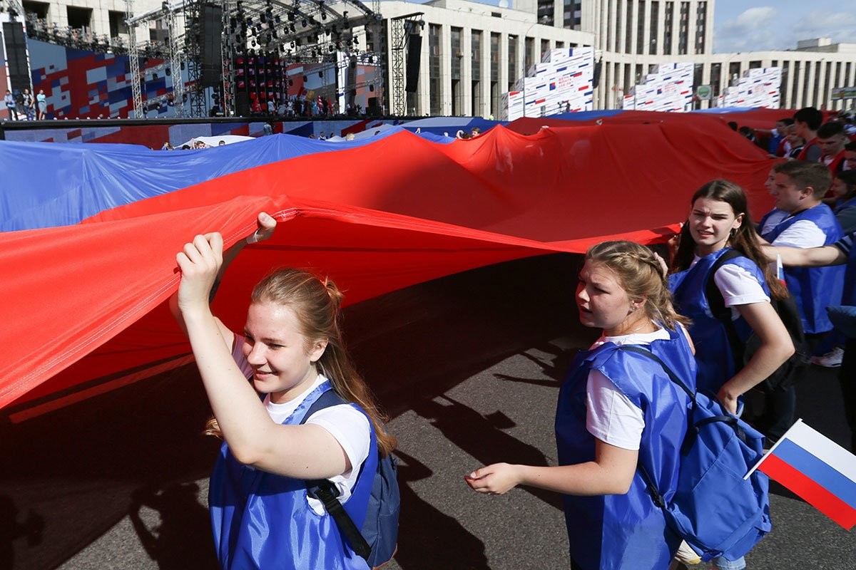 Правительство планирует потратить миллиард рублей на покупку и установку российских флагов в школах - слайд 
