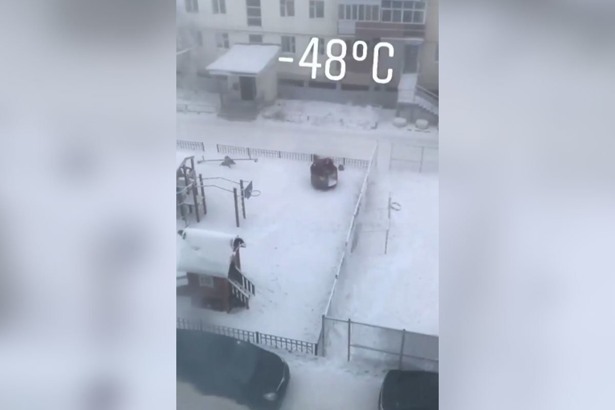 Иностранцев поразило, как якутские дети играют на площадке в почти 50-градусный мороз - слайд 