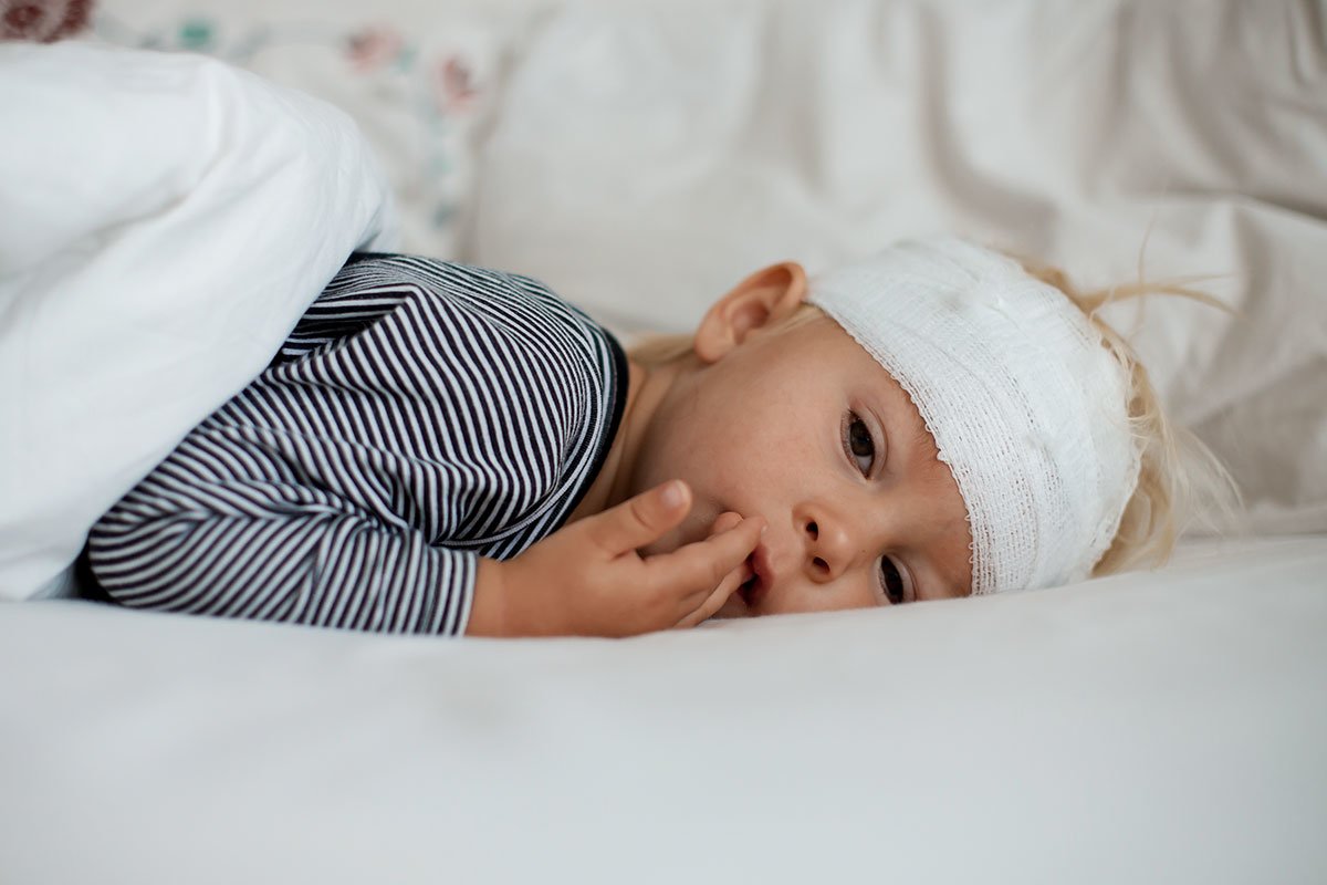 Ребенок упал с кровати в 5 месяцев на живот