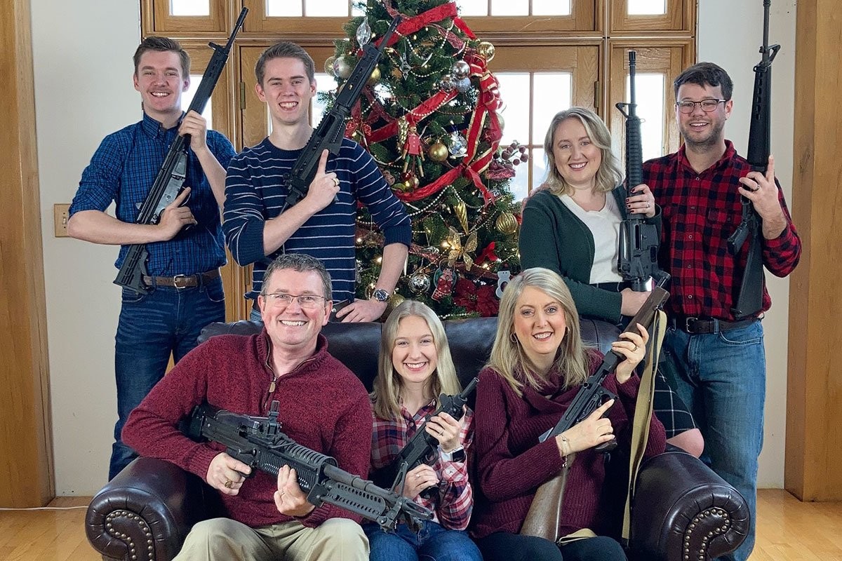 В США конгрессмен возмутил всех рождественским фото семьи с оружием - слайд 