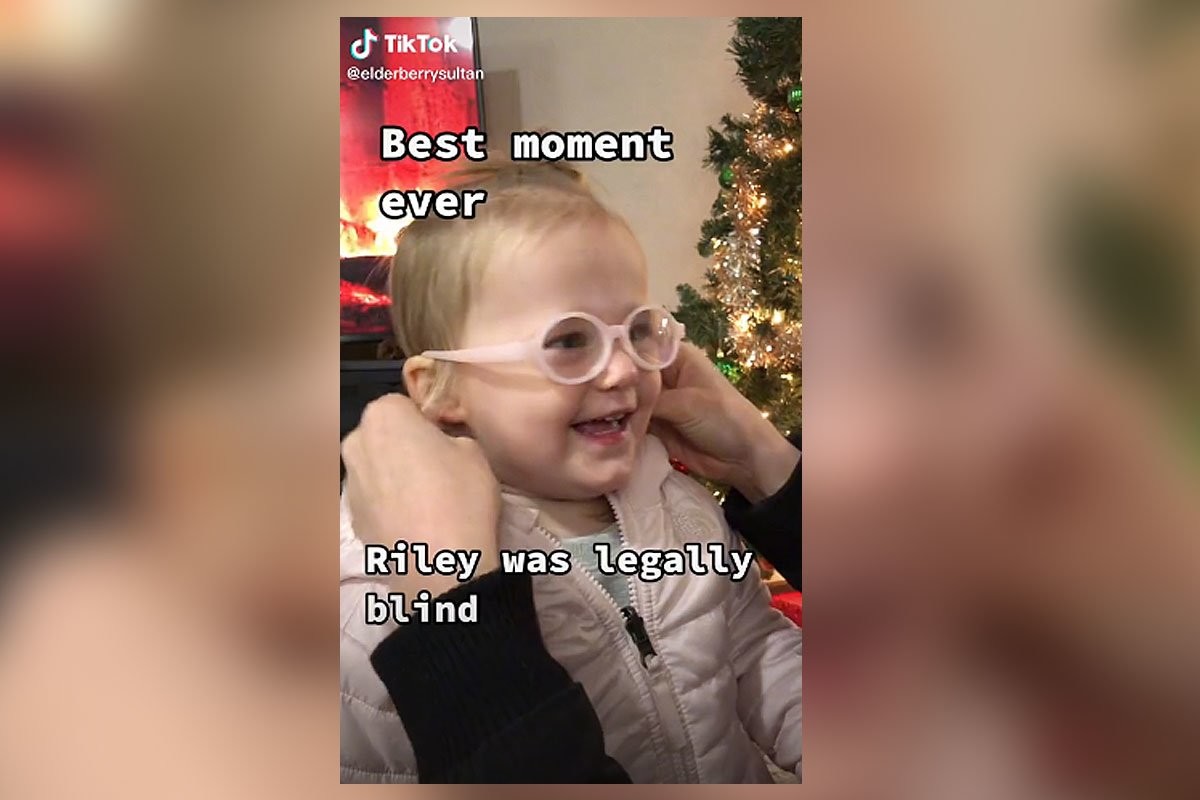Очень трогательное видео: девочка впервые в жизни увидела свою маму, надев очки - слайд 
