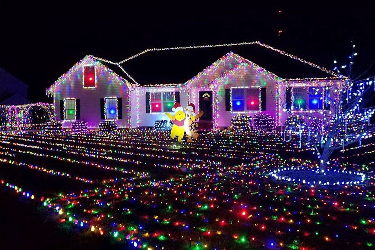 Дедушка ради внучки украсил дом миллионом огоньков к Рождеству - слайд 