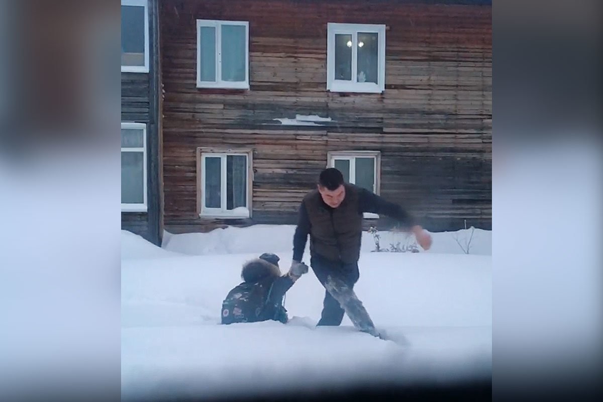 В Ханты-Мансийске таксист спас мальчика из сугроба - слайд 