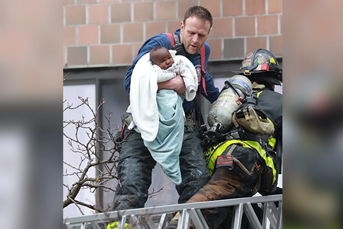 Пожарный спас младенца из горящего здания в Бронксе и прославился на весь мир - слайд 