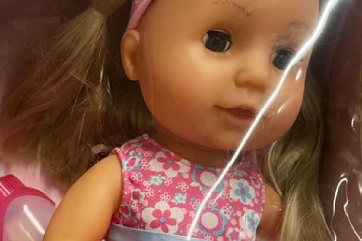 Мать купила дочке куклу и обнаружила в упаковке нож - слайд 