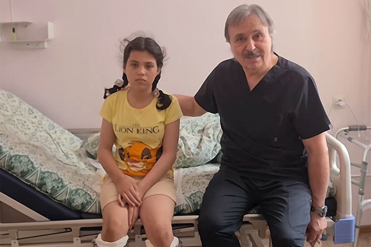 Хирург из Владикавказа помог девочке, которая с рождения передвигалась на четвереньках - слайд 