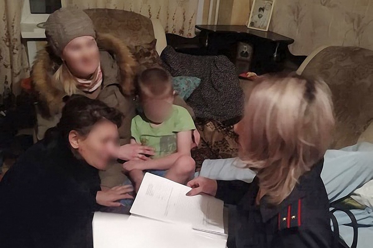 Омская полиция искала восьмилетнего мальчика. Он прятался за диваном - слайд 