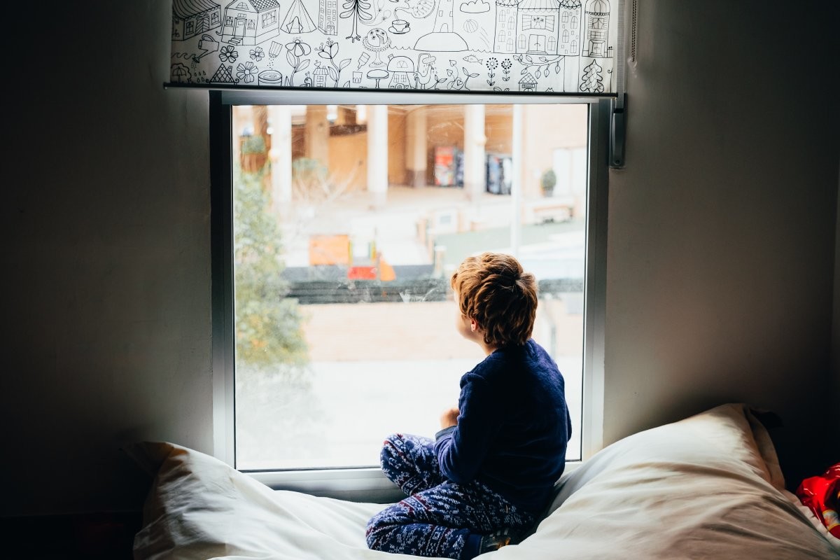 Curtain opening. Woman look out of the window. Фото у окна затемненное. Look through the window. Женщина в окне кадры.