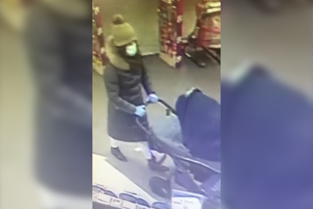 33 бутылки: в Красноярске мужчина притворялся мамой с коляской, чтобы красть товары - слайд 