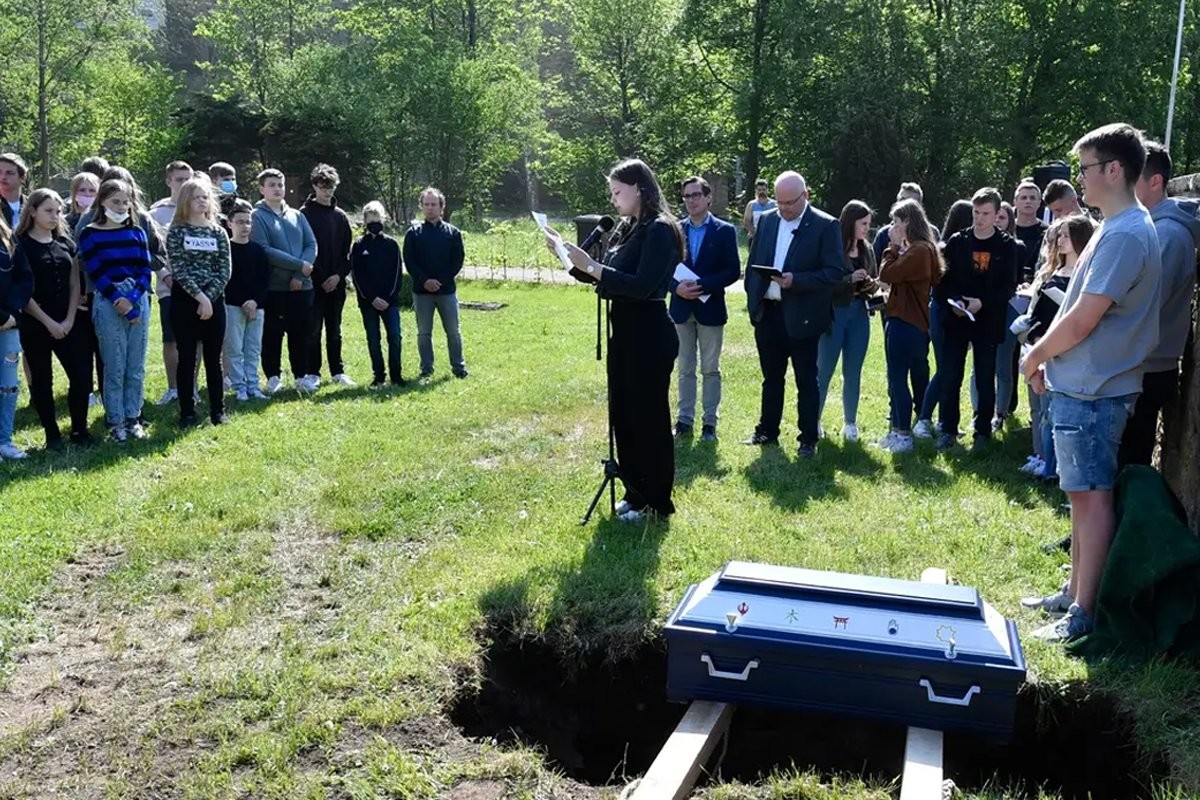 70 лет на службе образованию. В Германии похоронили учебный скелет - слайд 