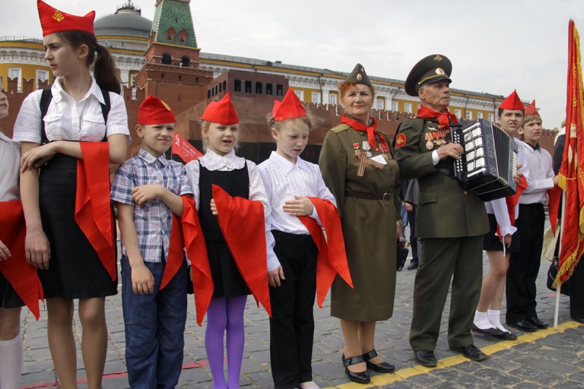 Пять тысяч школьников дали клятву «верности делу Ленина» - слайд 