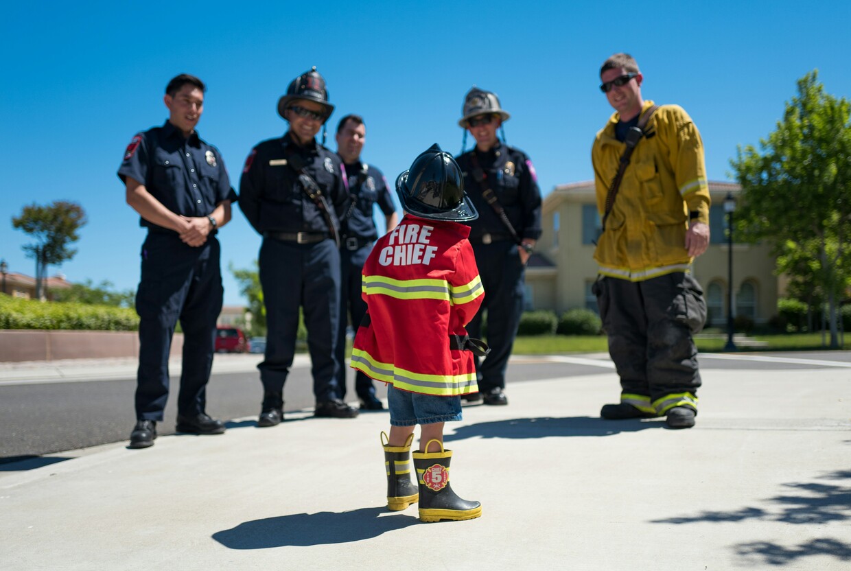 Двухлетняя девочка спасла от пожара соседей - слайд 