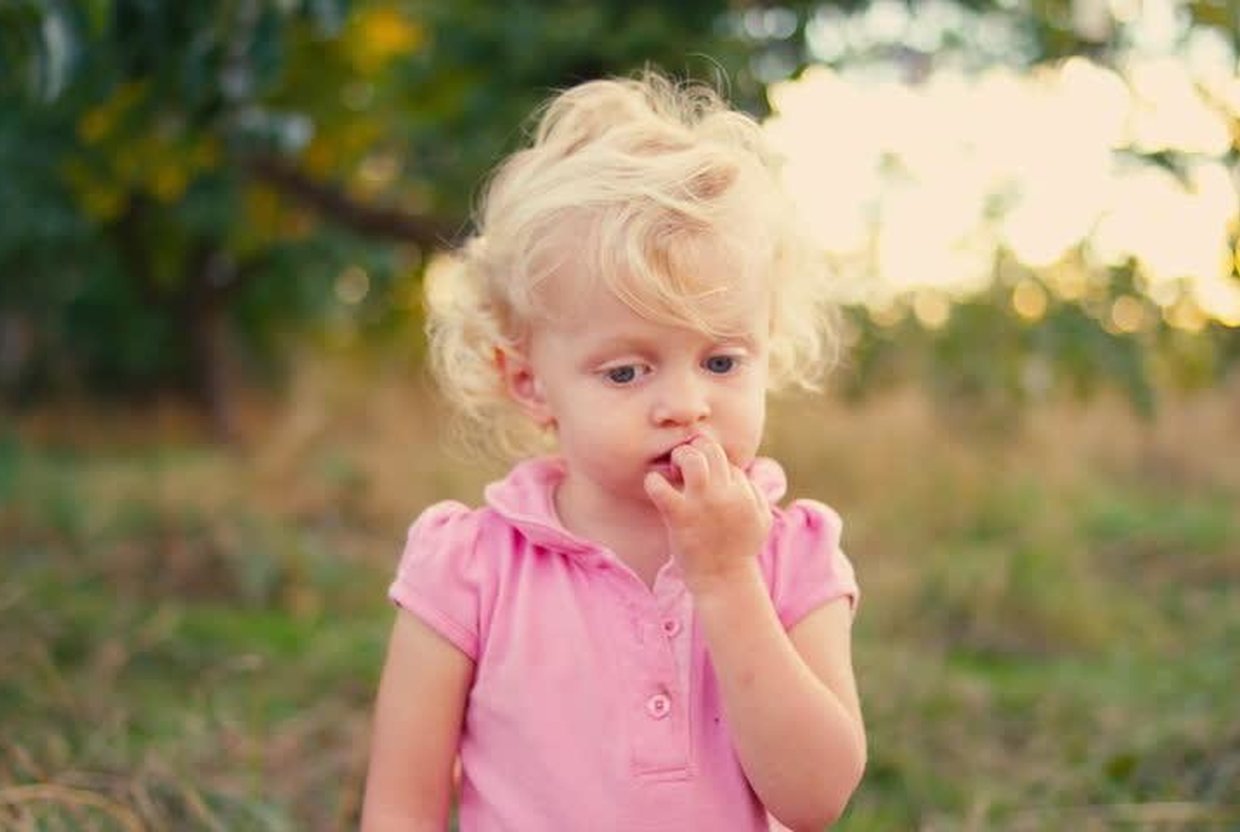 Что делать, если ребёнок грызёт ногти: отвечает психолог - слайд 