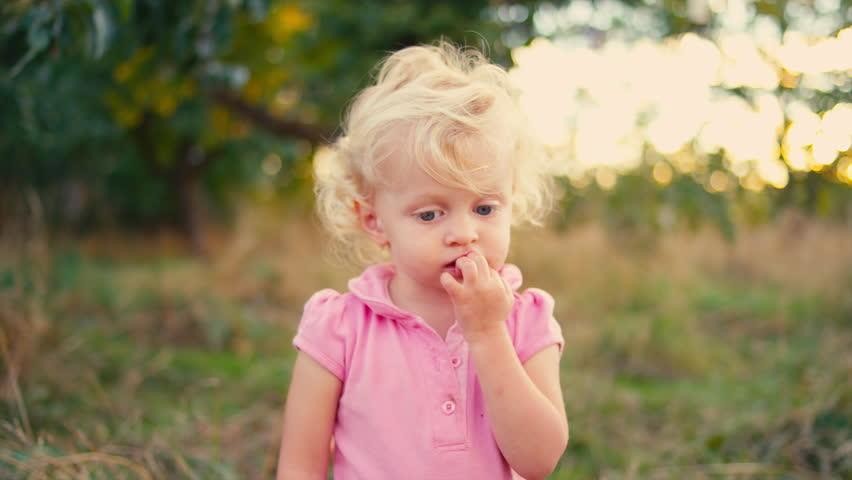 Co dělat, když si dítě kousne nehty: psycholog odpovídá - skluz