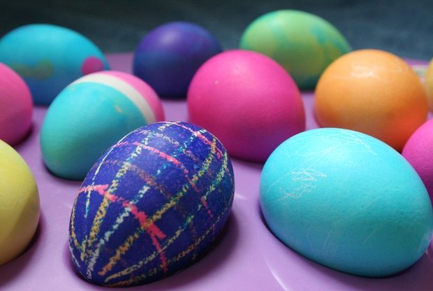 Как сделать красивые пасхальные яйца: 5 необычных способов окраски - слайд 