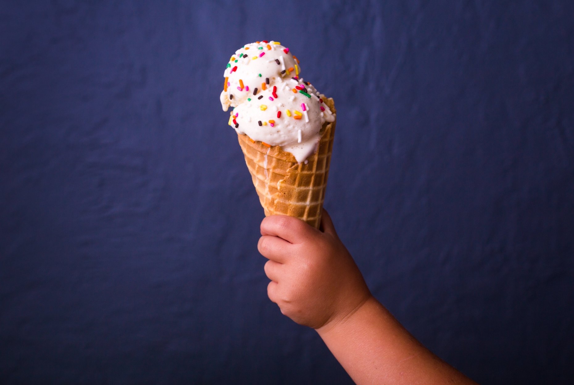 手拿芒果奶油冰淇淋甜筒, 冰冰涼, 冰涼, 冰淇淋PNG去背圖片素材免費下載，免摳圖設計圖案下載 - Pngtree
